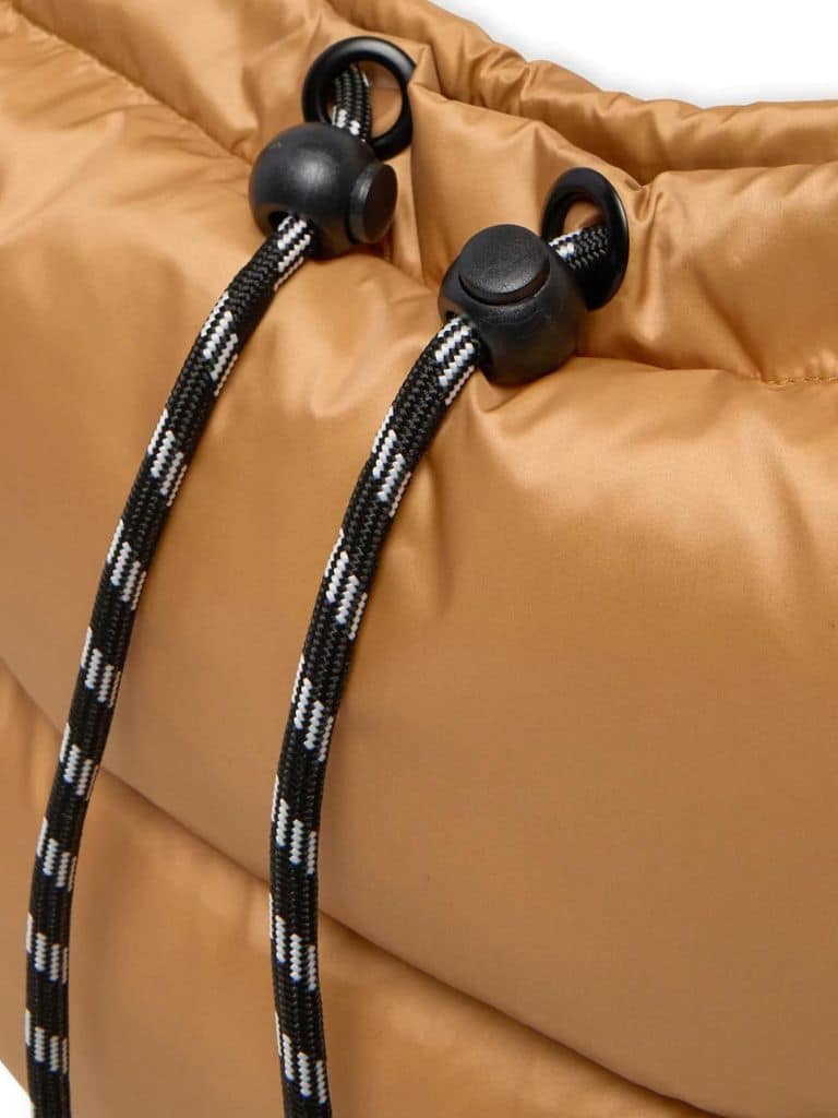 Kleine beige Kissen Tasche Pillow bag mit Anzugschnur von Mads Norgaard bei Little Copenhagen