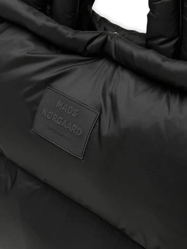 Schwarze Kissen Tasche Pillow bag von Mads Norgaard bei Little Copenhagen